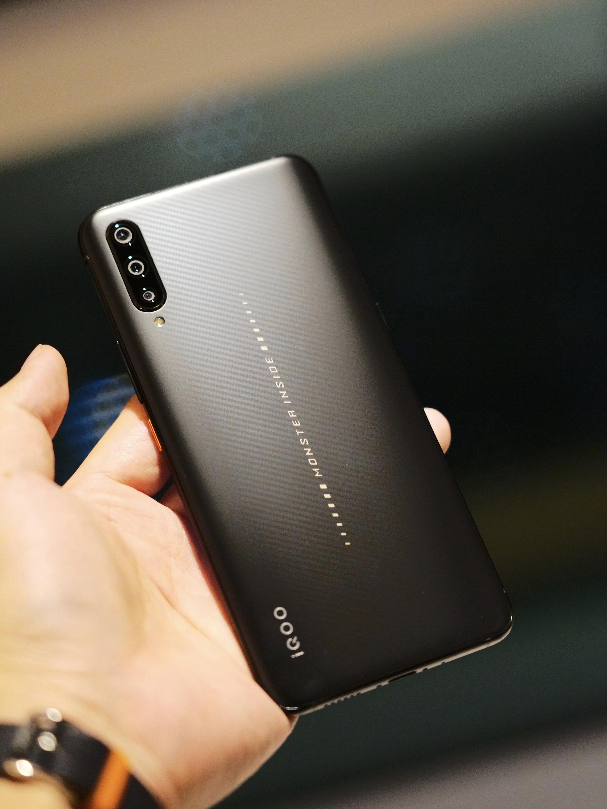 一组iqoomonster12256gb版开箱图包装盒有vivo标识