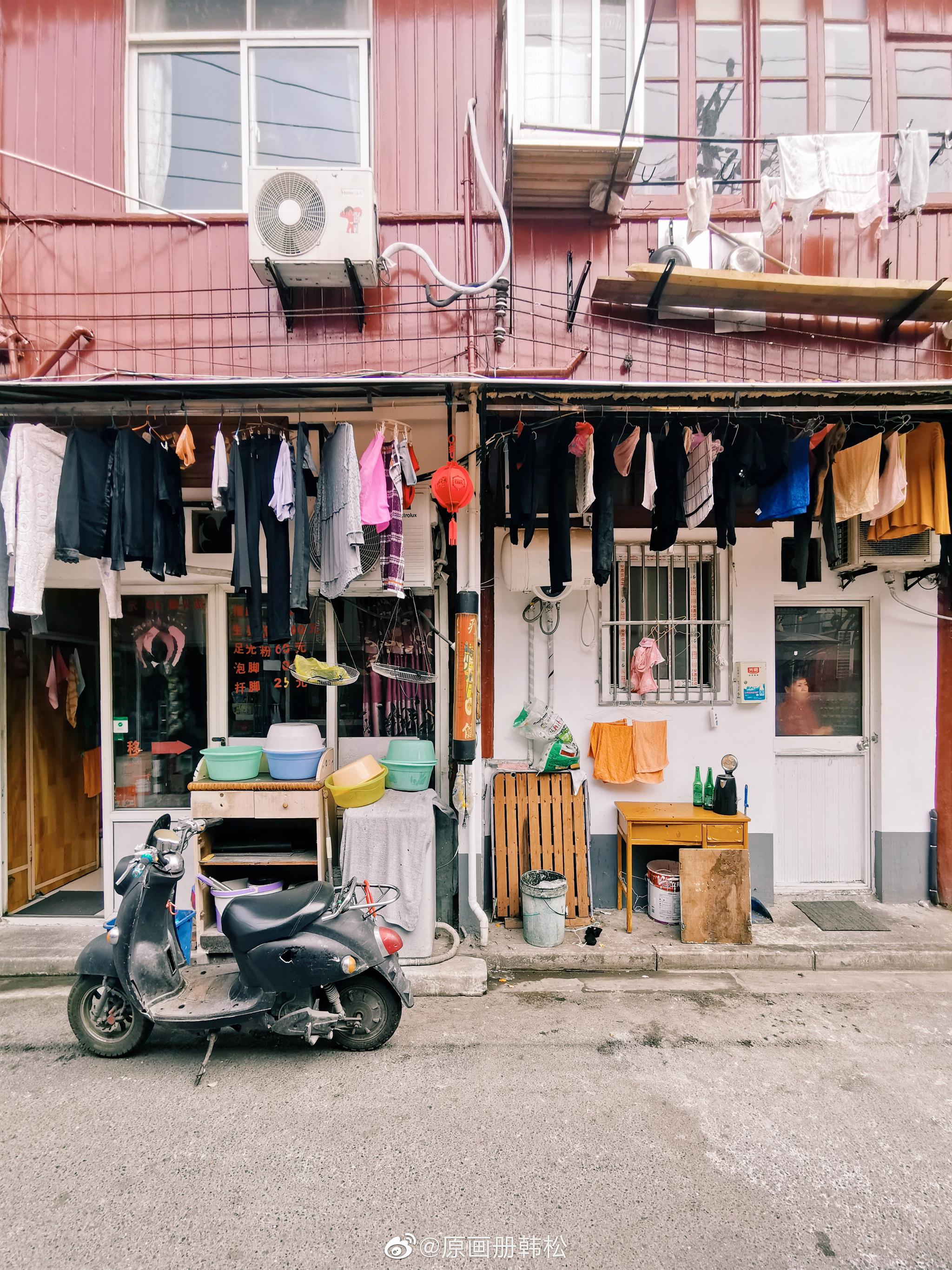 弄堂里,杂乱的场景中仿佛有种微妙的秩序感。|弄堂|秩序|场景_新浪新闻