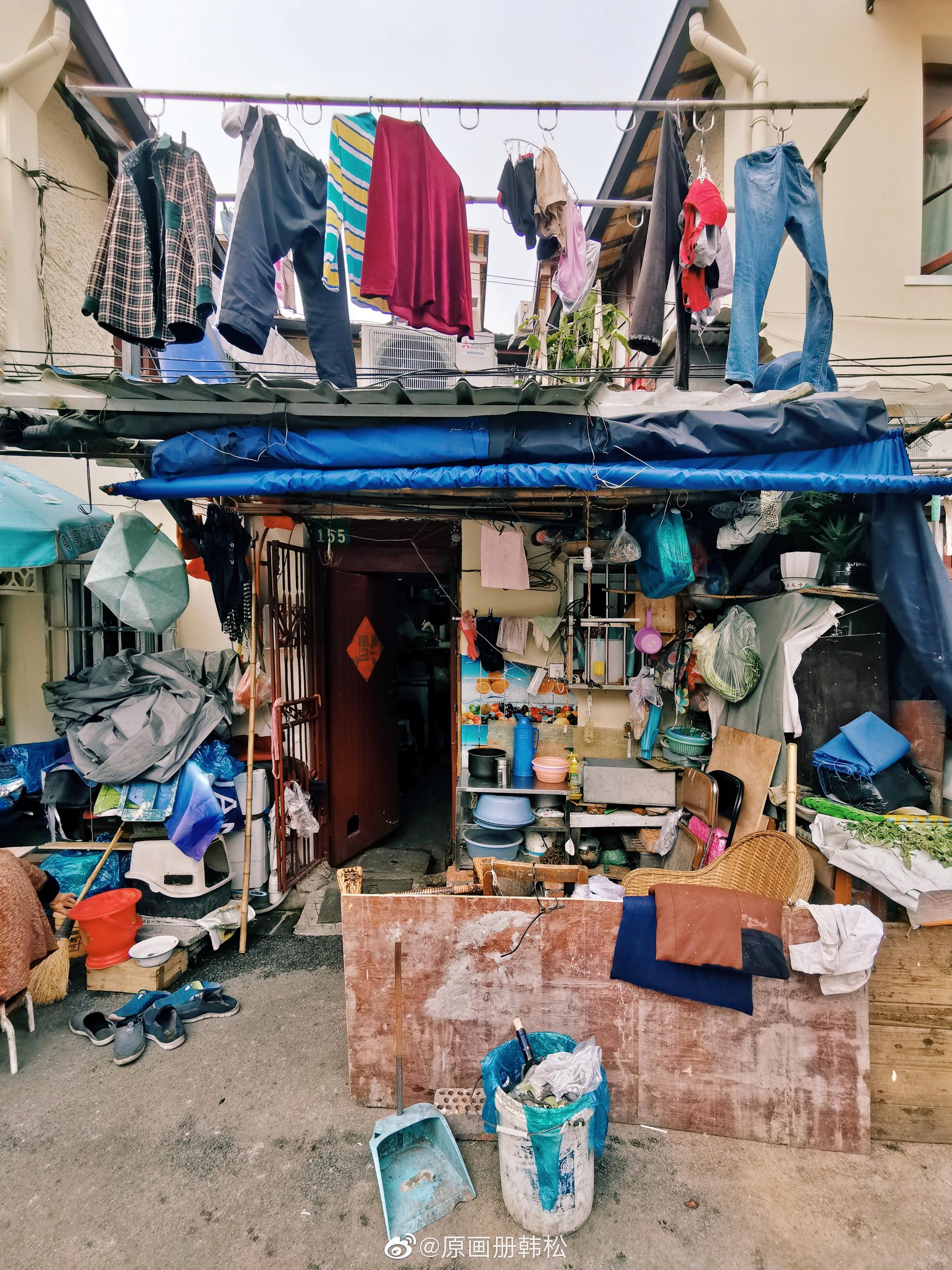 弄堂里,杂乱的场景中仿佛有种微妙的秩序感.