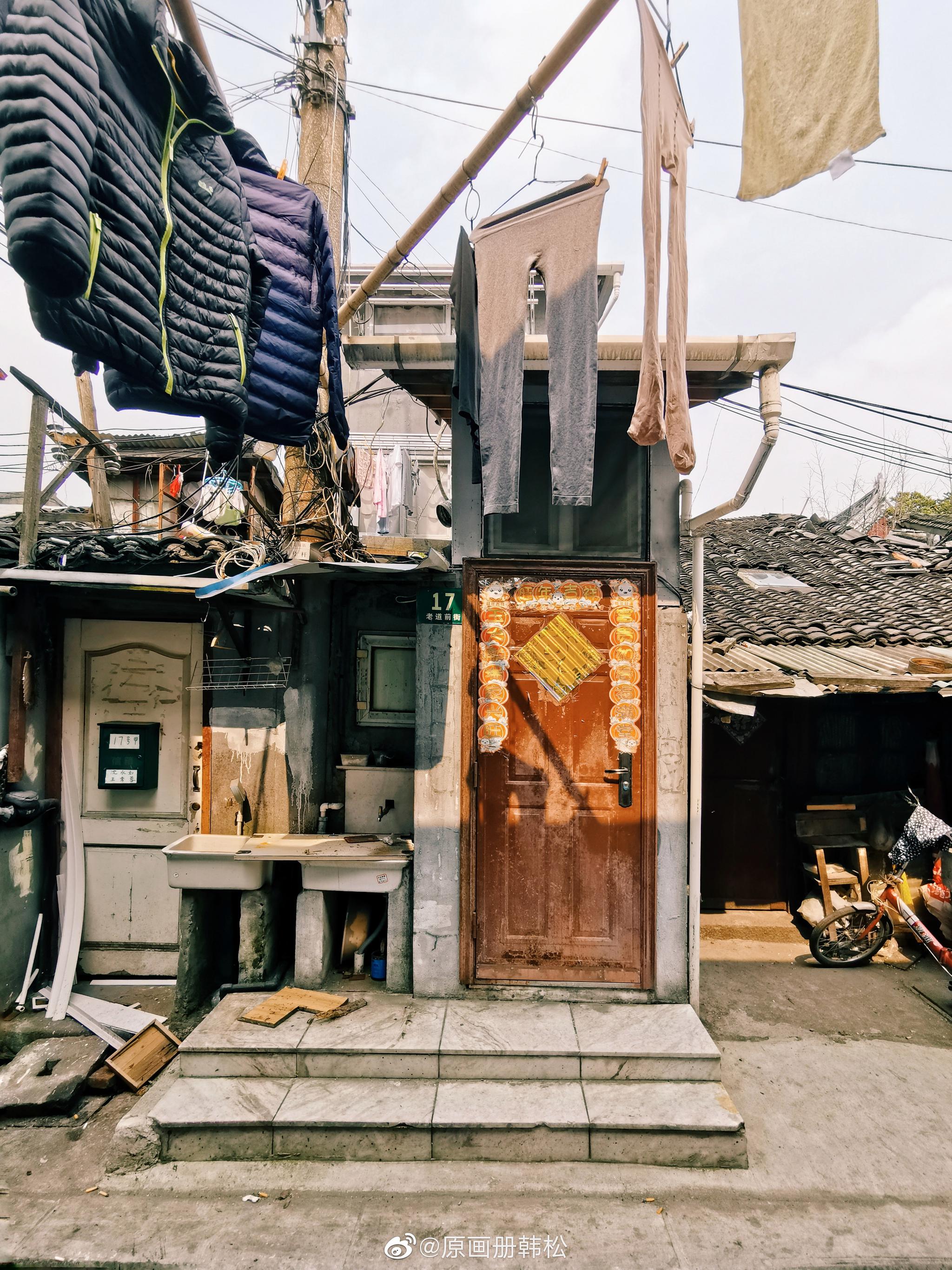 弄堂里杂乱的场景中仿佛有种微妙的秩序感