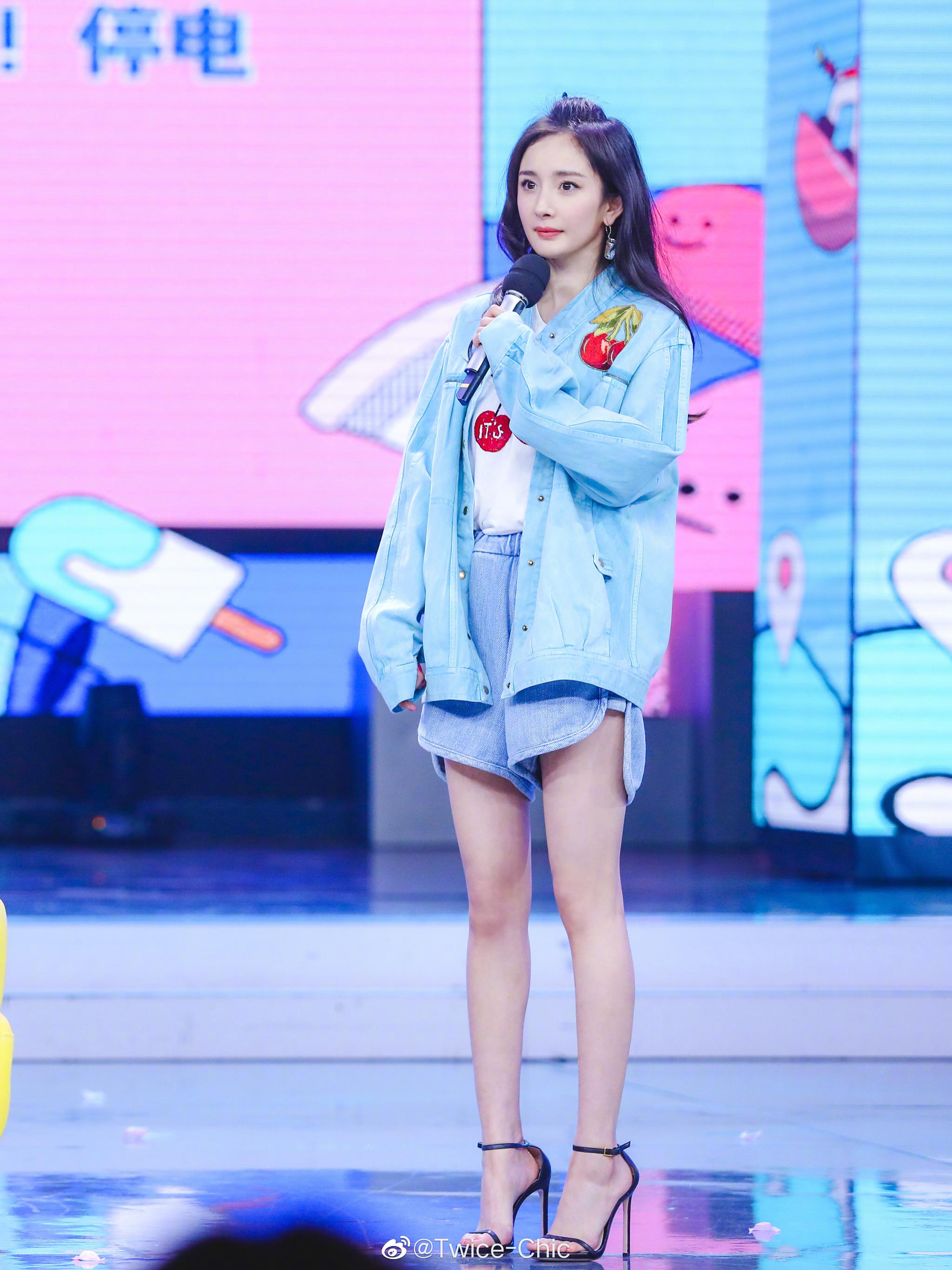 杨幂今晚造型,一身蓝色系牛仔装,随性又清凉