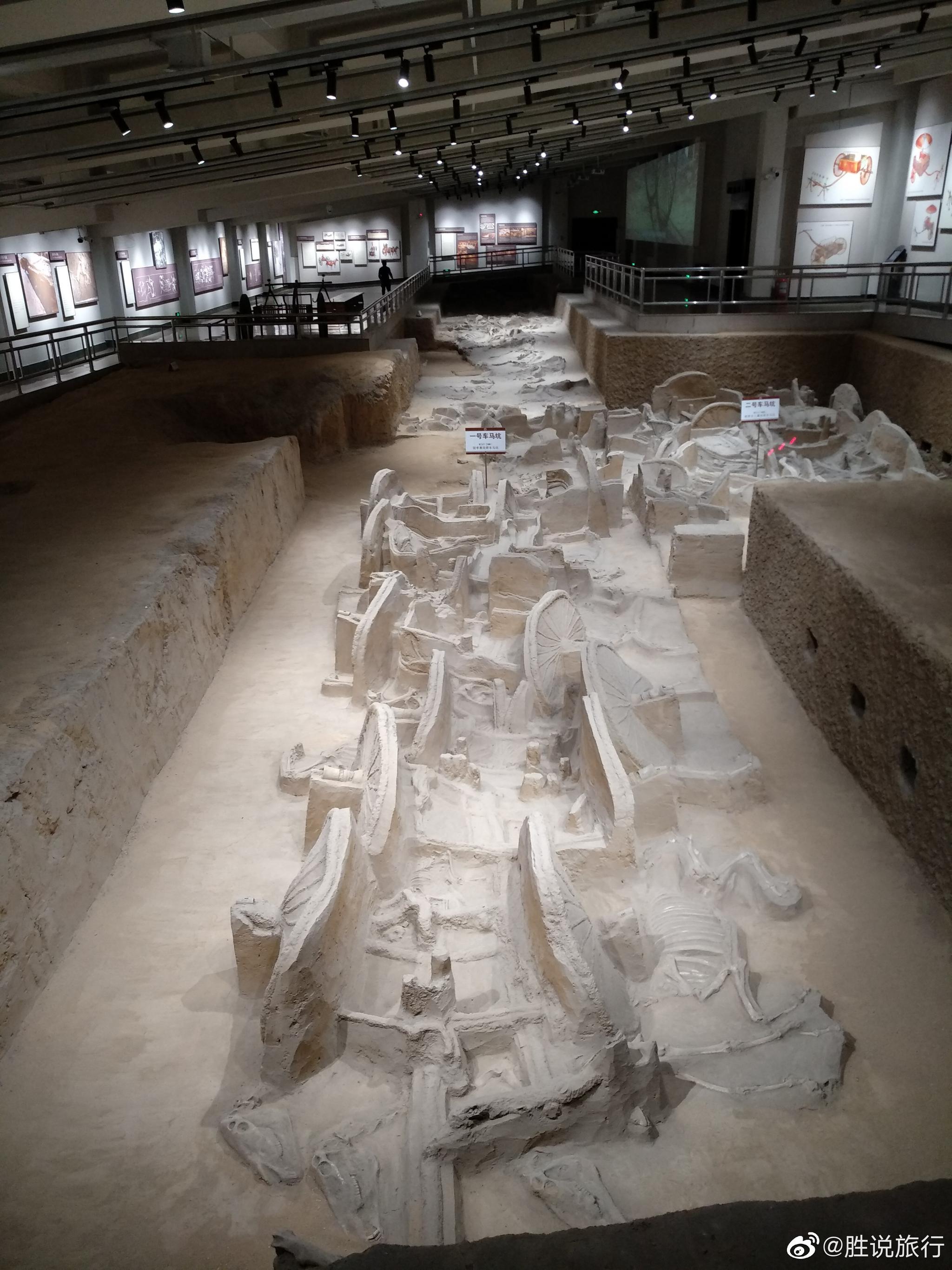 走近三门峡的虢国博物馆,映入眼帘的大气的浮雕并且充满了远古气息