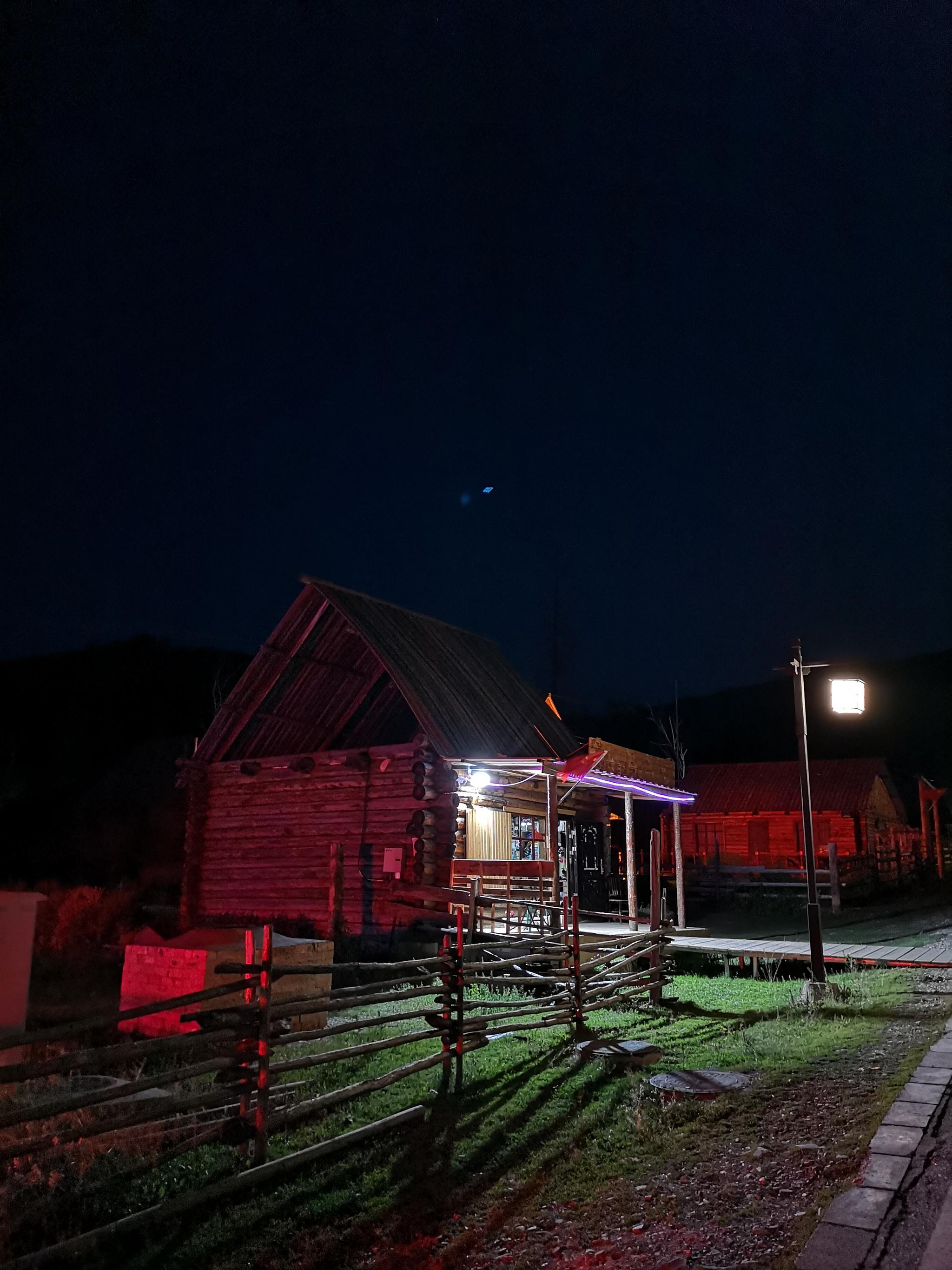 新疆阿勒泰地区传统村落的夜景,梦幻般的美