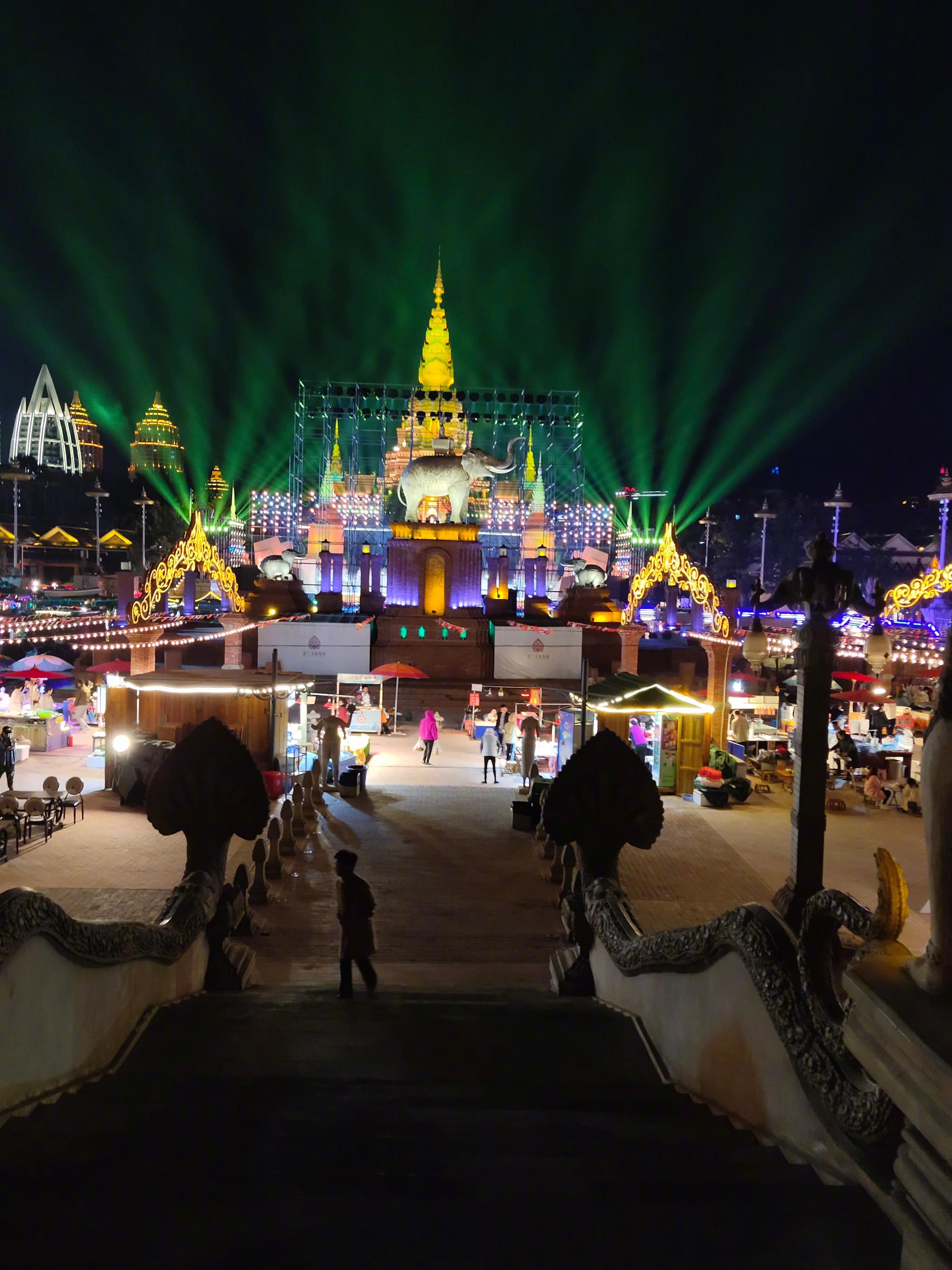 夜晚的澜沧江太美了,在中国叫澜沧江,出了中国叫湄公河