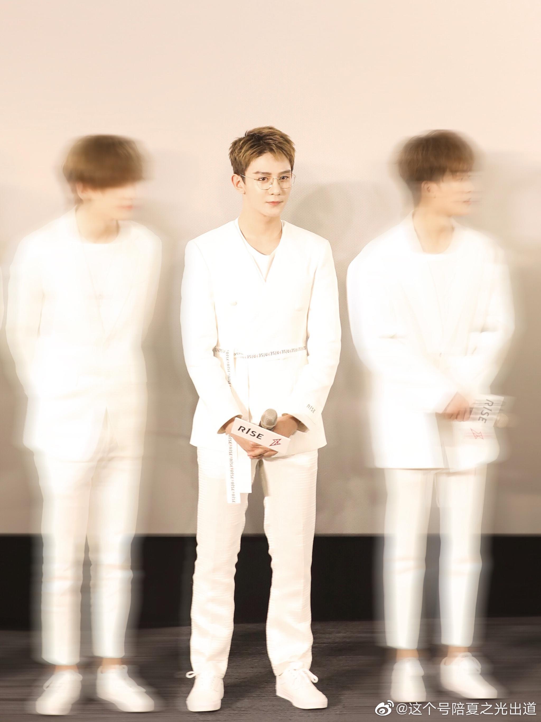 夏之光观影见面会饭拍一身白色look金丝眼镜干净清爽的少年帅帅气