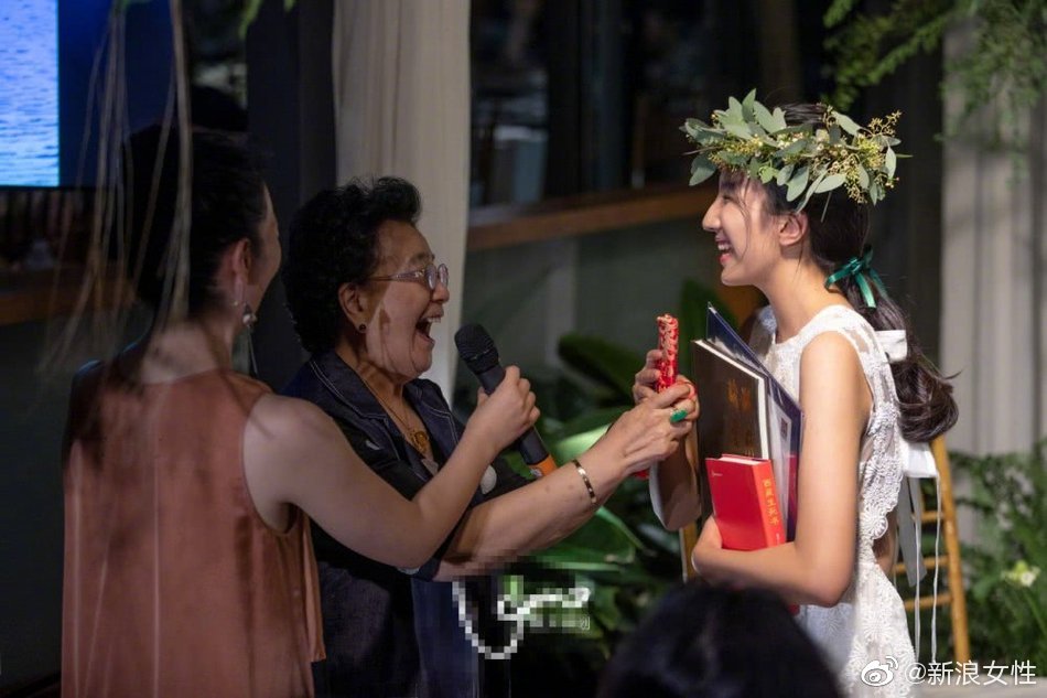 9月6日,胡军与妻子卢芳在北京为女儿举办成人礼庆典|卢芳|胡军|成人礼_新浪新闻