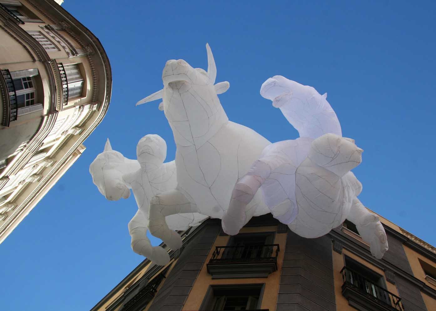 巨大的充气玩偶max streicher 的充气雕塑通常是在高耸的建筑尺度上