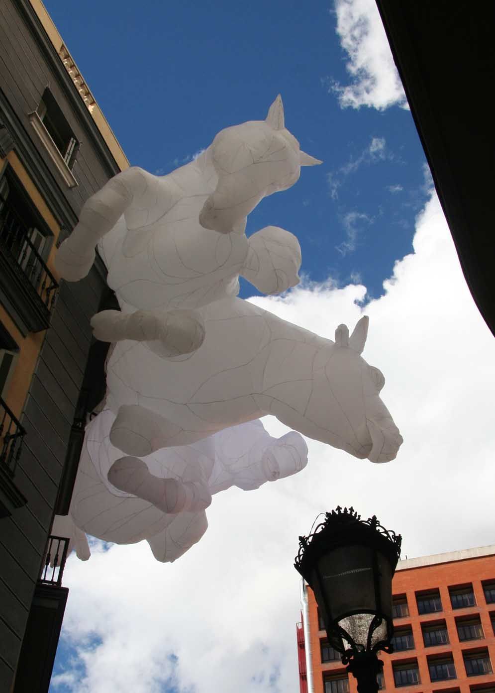 巨大的充气玩偶max streicher 的充气雕塑通常是在高耸的建筑尺度上