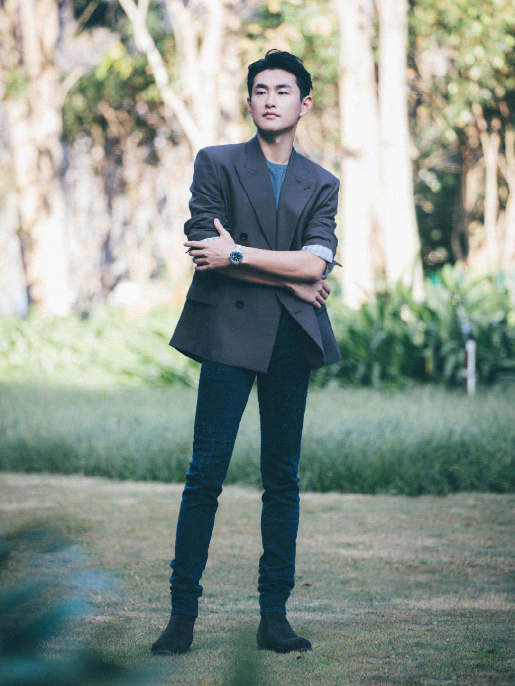 王彦霖穿着dior双排扣西装出镜,简约穿搭不失休闲时尚感.