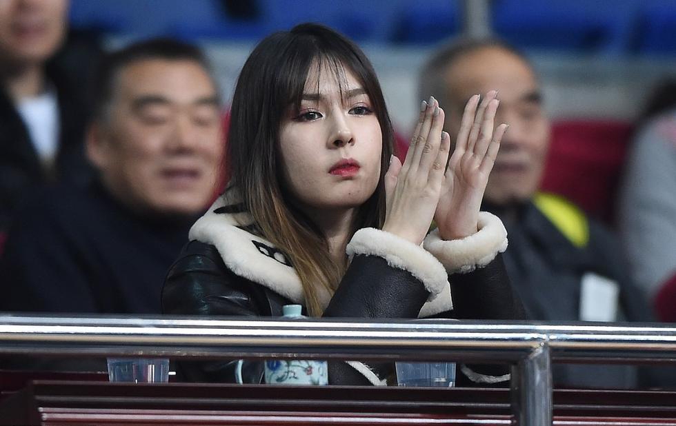 阿的江妻女现场目睹上任首败!女儿手指修长,演员妻子气质出众