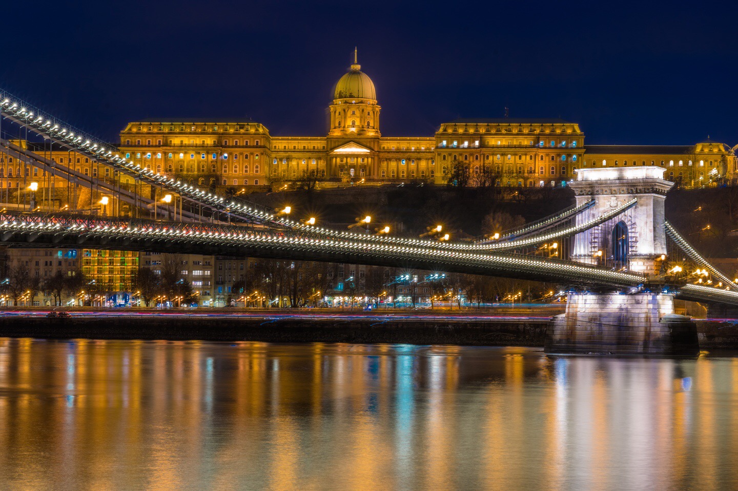 夜晚的布达佩斯有些喧嚣多瑙河畔亮起了黄色的灯光夜幕降临的时候|多