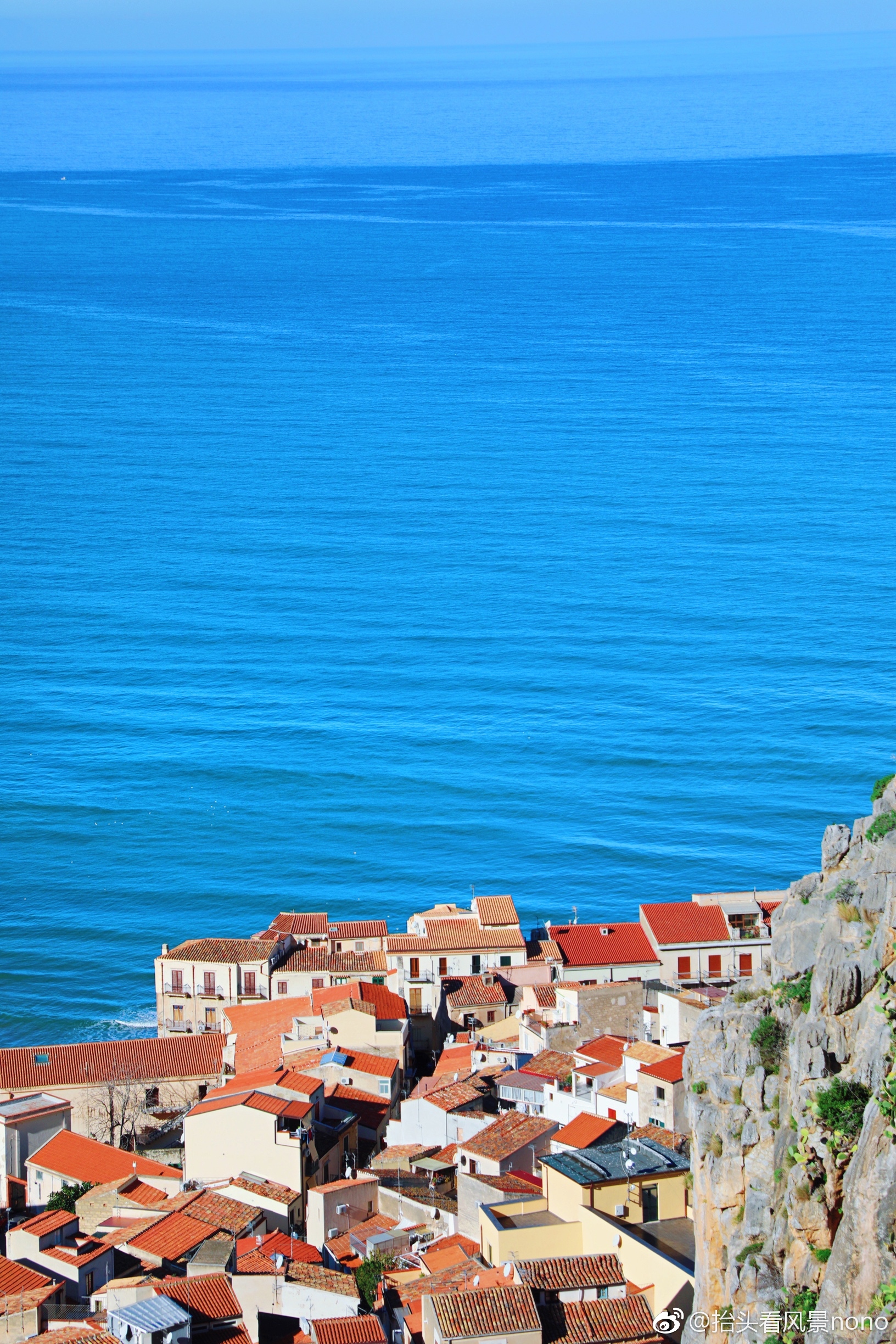 意大利西西里海边小镇切法卢,背山面海,白墙红瓦,碧海蓝天