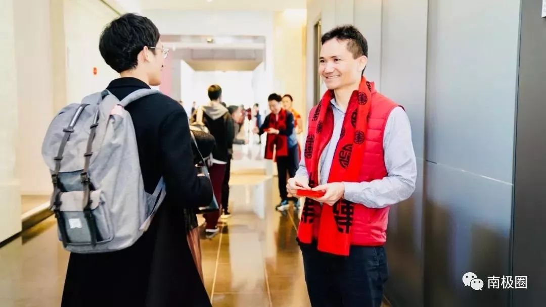 给每位员工准备了扎实的红包pony马化腾和众老板们在滨海大厦的高楼层