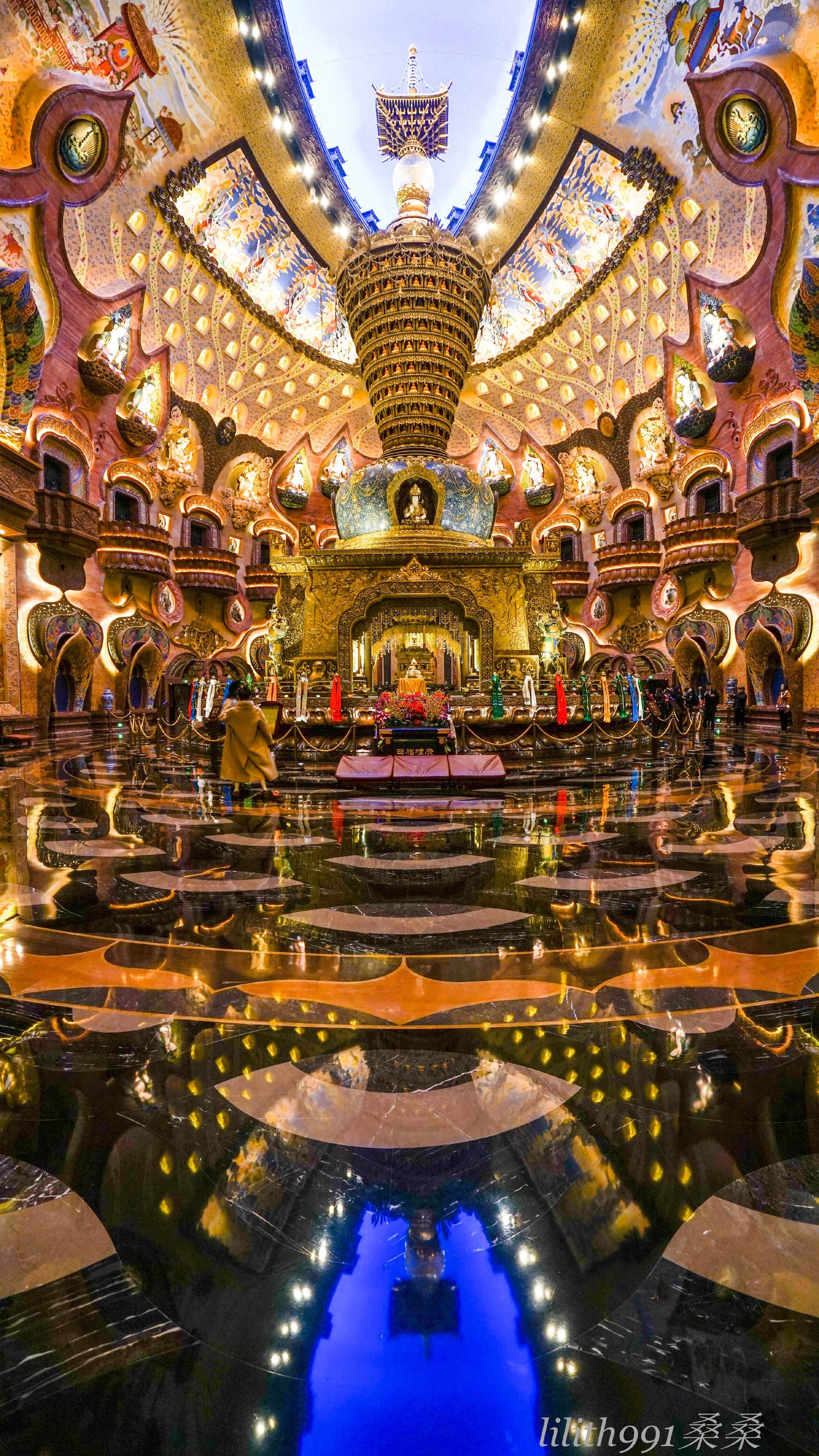 佛顶宫内有千尊小佛龛和千盏心灯的胜景