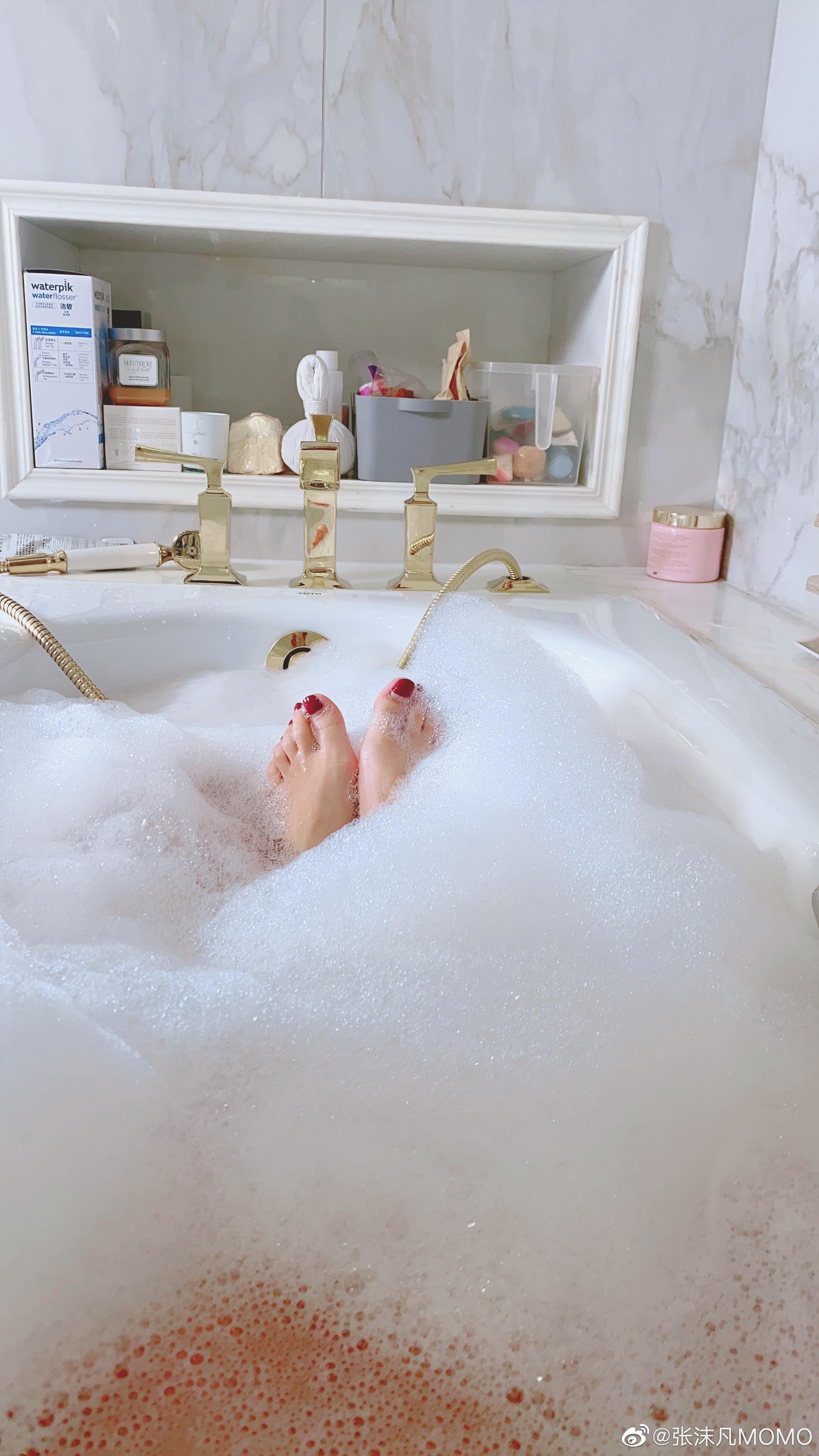 买了这个浴缸枕头后 真的满足了我躺着泡澡的愿望之前浴缸非常滑溜