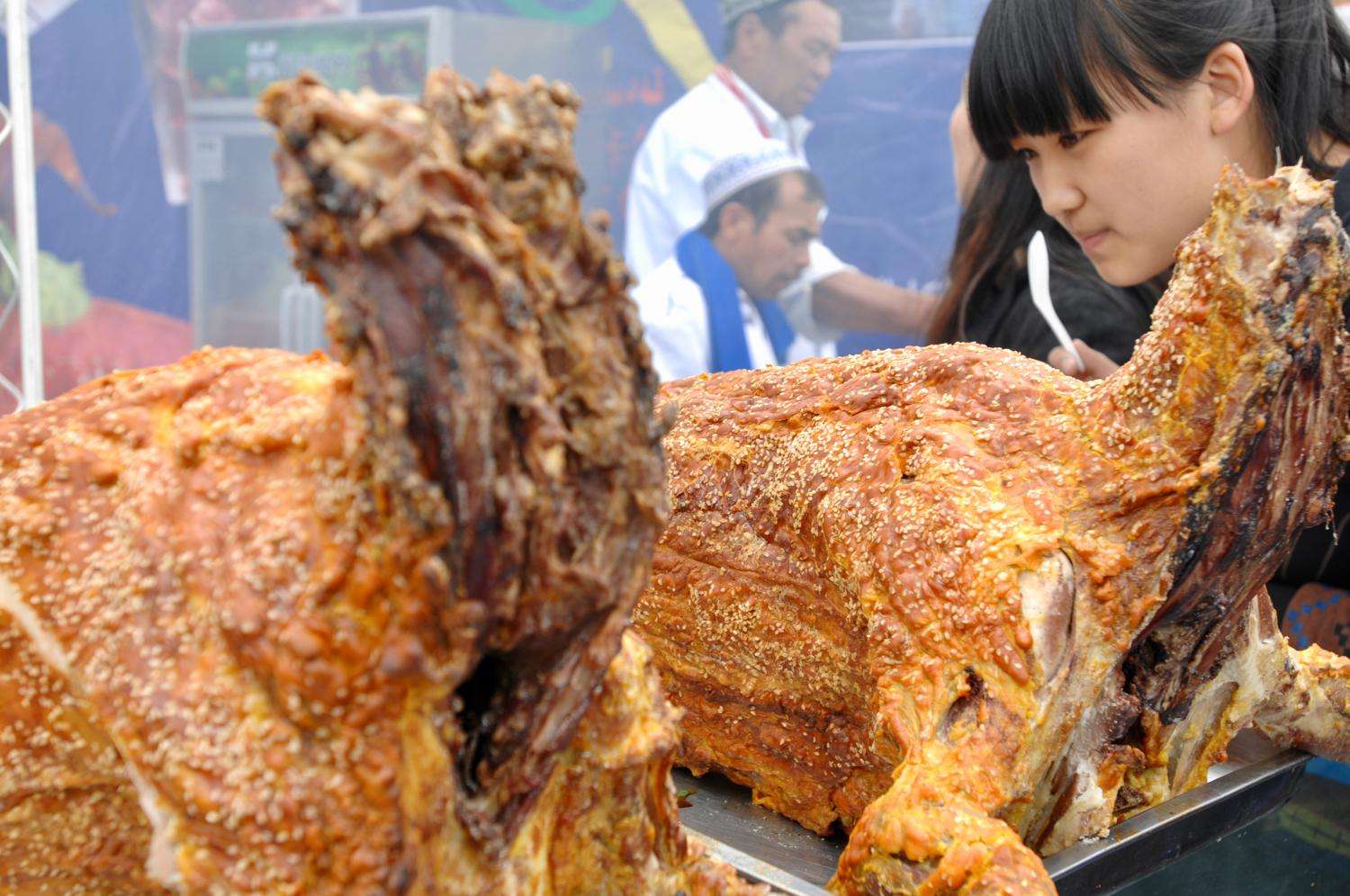 正宗新疆烤全羊是怎样的?场面太壮观,吃过的人都忘不了这个味道