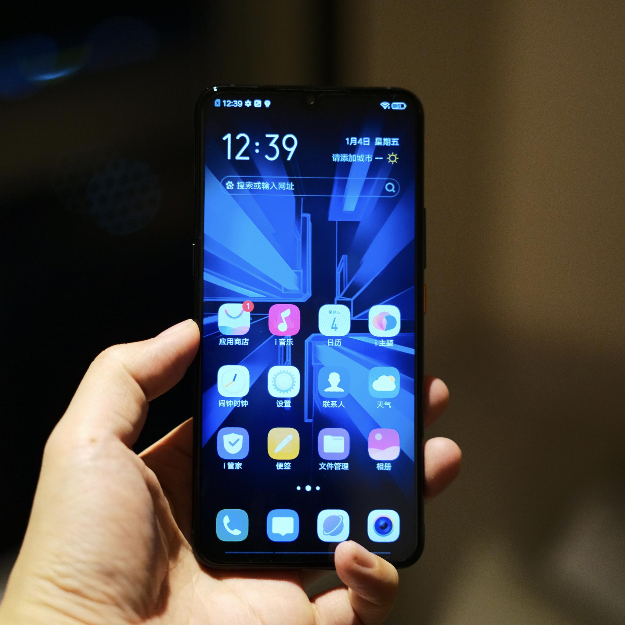 一组iqoomonster12256gb版开箱图包装盒有vivo标识