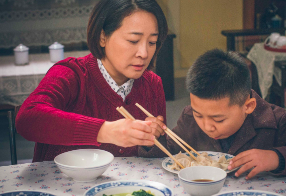 《姥姥的饺子馆》引发三代人回忆 与谁一起吃饺子最幸福?