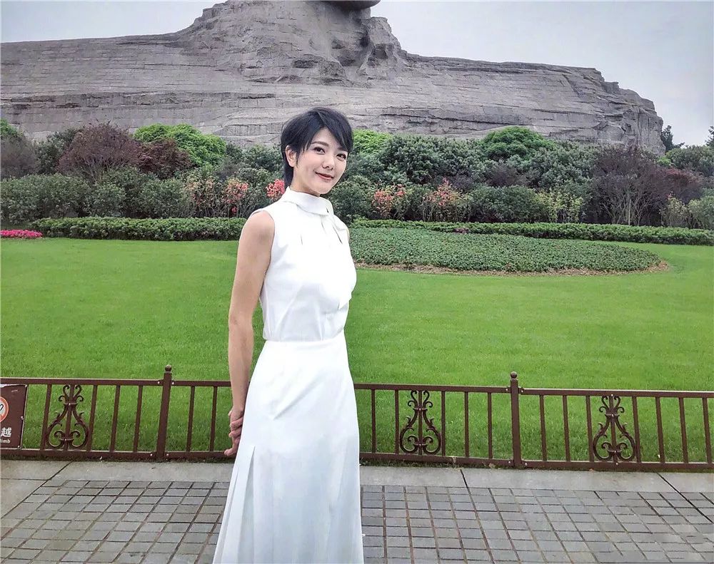 41岁杨乐乐穿白裙气质出众!配短发更优雅,与汪涵越来越有夫妻相