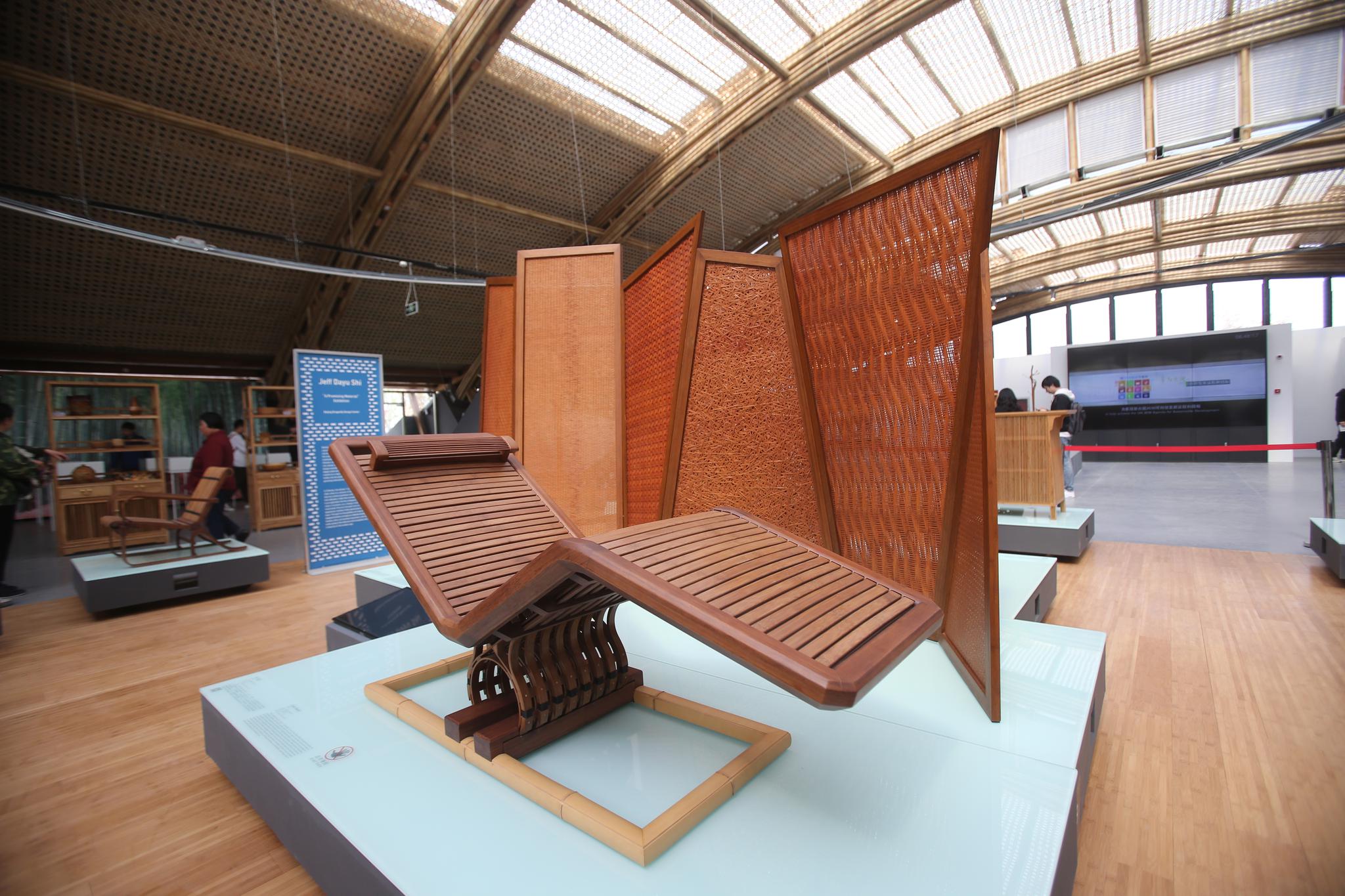 在竹藤馆中心区域举办此次展览,展示竹质家具文化和前沿设计