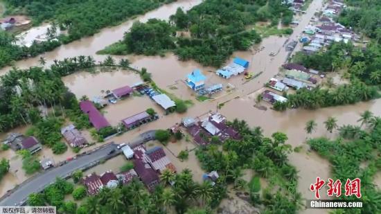 资料图：当地时间4月28日，印度尼西亚当局表示，连日来暴雨在苏门答腊岛引发洪水及泥石流，导致多人丧命并失踪，约1.2万人撤离。