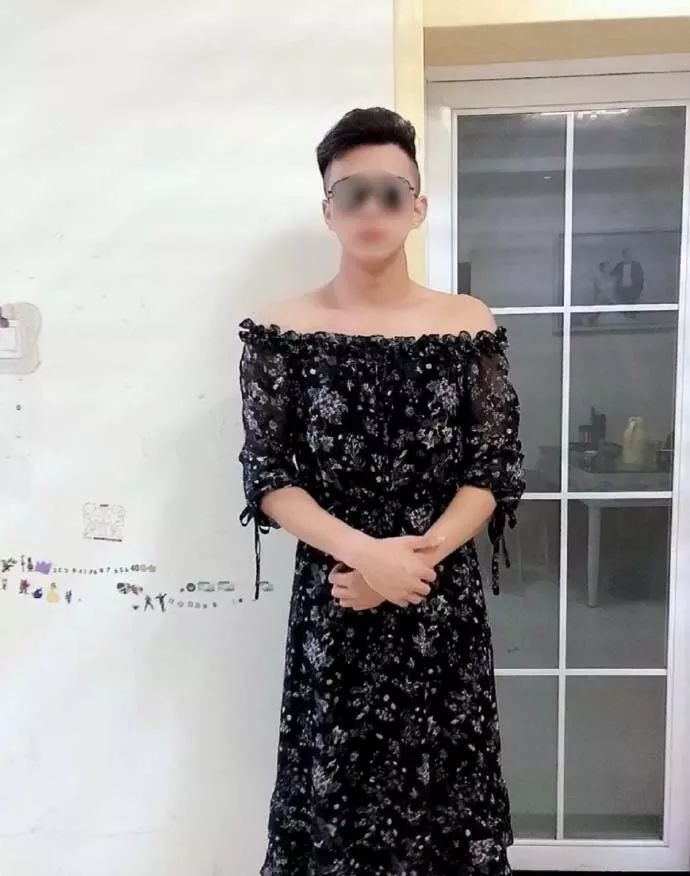 小伙子为了穿上喜欢的裙子狂减几十斤我一女的都没这毅力