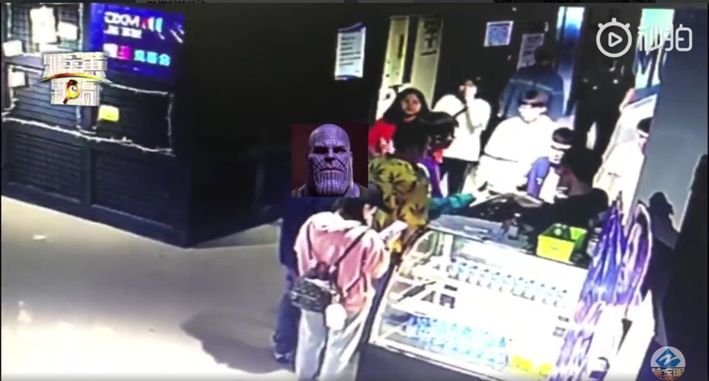 嫌疑人看《复联4》首映,为不影响观众,民警听