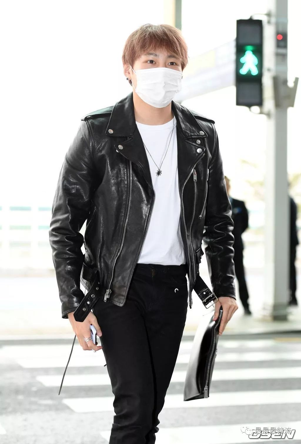 李光洙李光洙这次的机场穿搭十分抢眼.