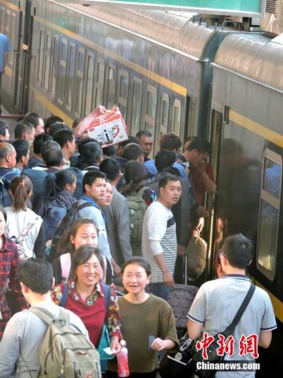 　　资料图：火车站迎来客流高峰。 邓良奎 摄  