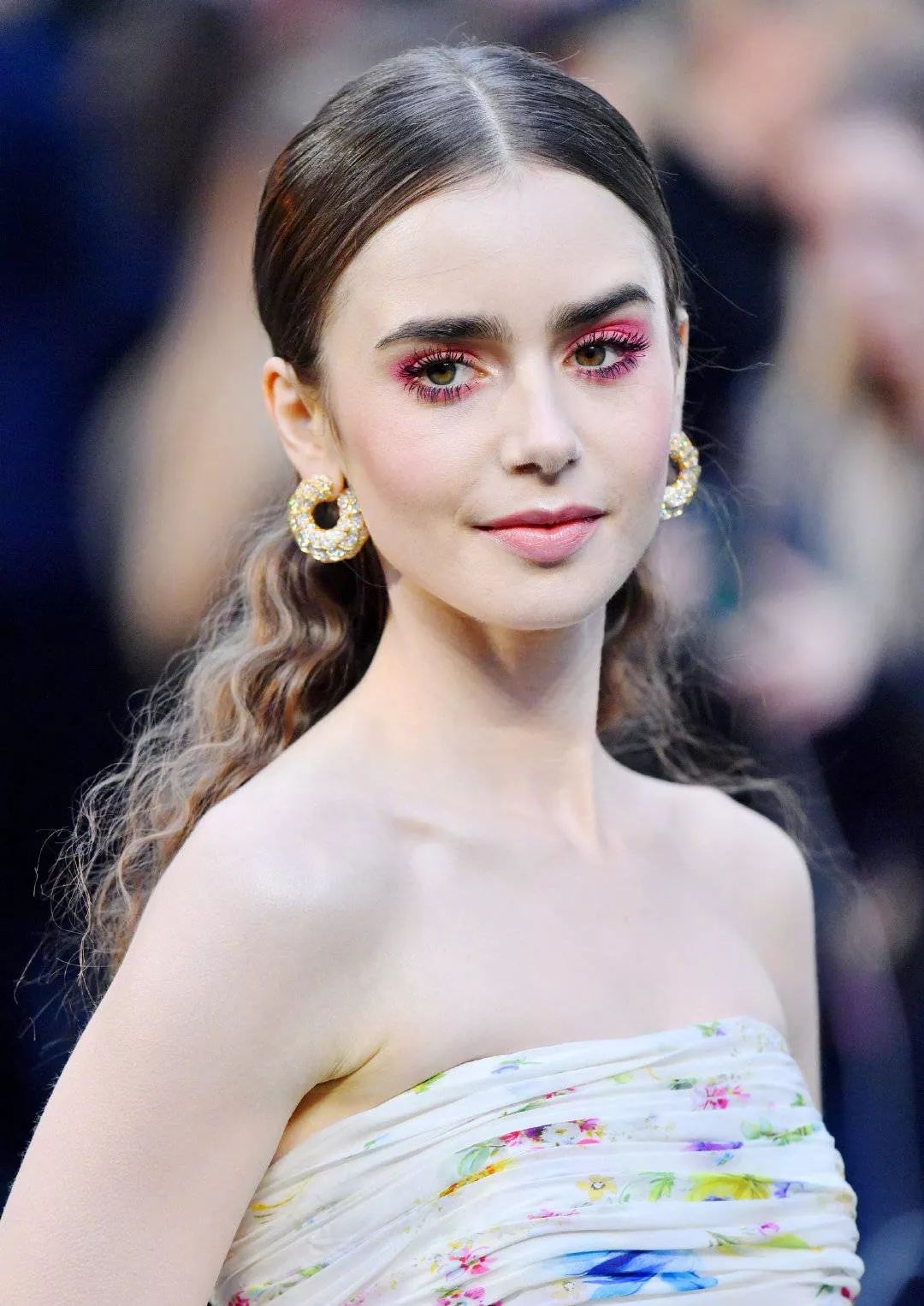 莉莉柯林斯亮相首映礼,穿6年前的高定礼服,配桃红眼妆美成仙女