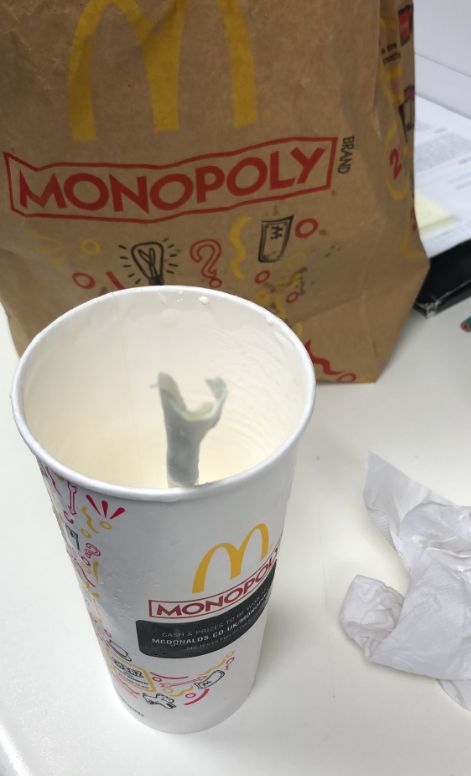 吸了一口麦当劳的纸吸管后,网友们崩溃:什么鬼?