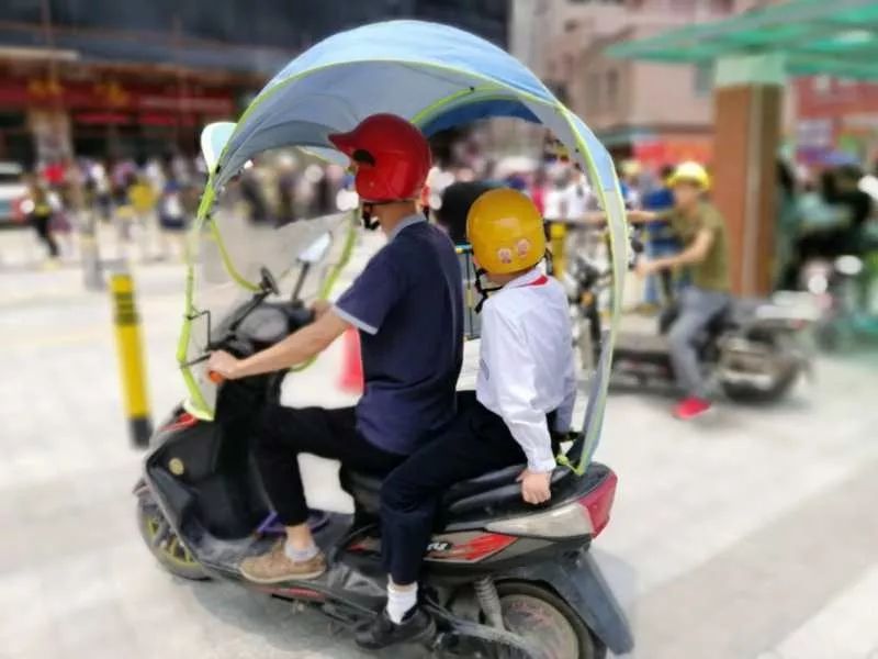 小小头盔能保命 安全从"头"开始 一人一盔,缺一不可!