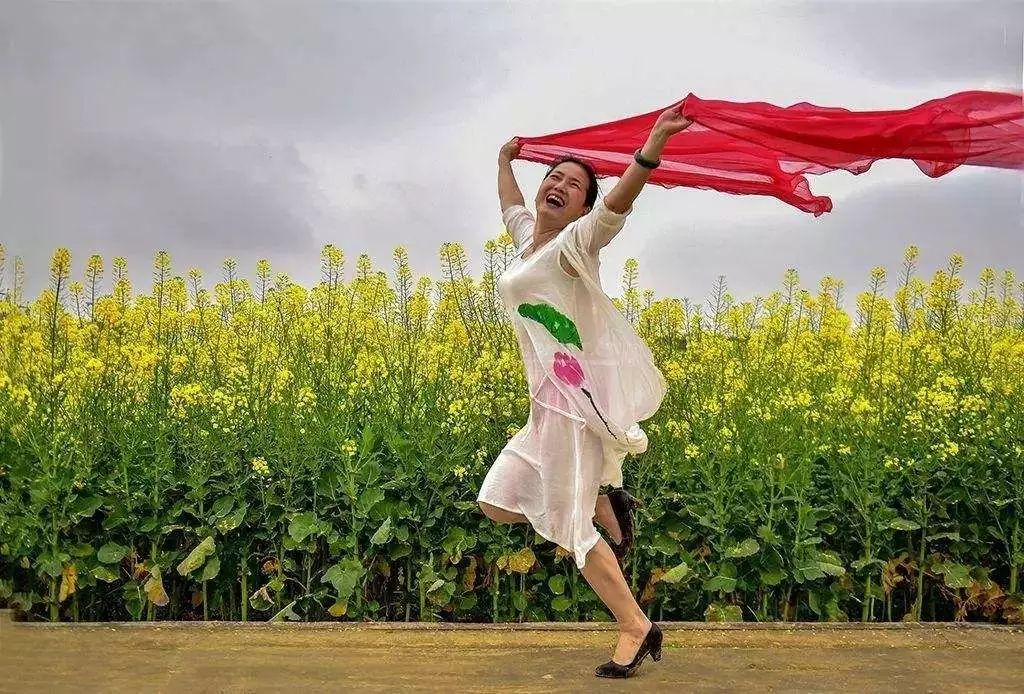 子怡挥纱巾,朝伟拈花笑,过节一定要跟着嬢嬢学拍照