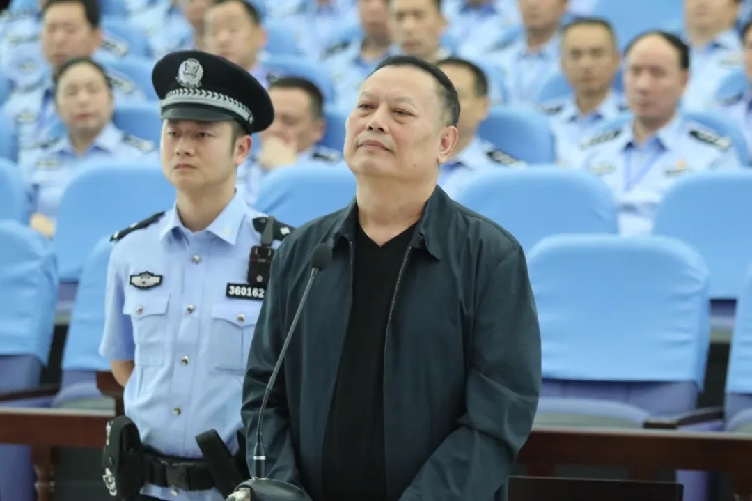 江西赣州市交警支队原支队长朱雄武受审:涉案金额近800万