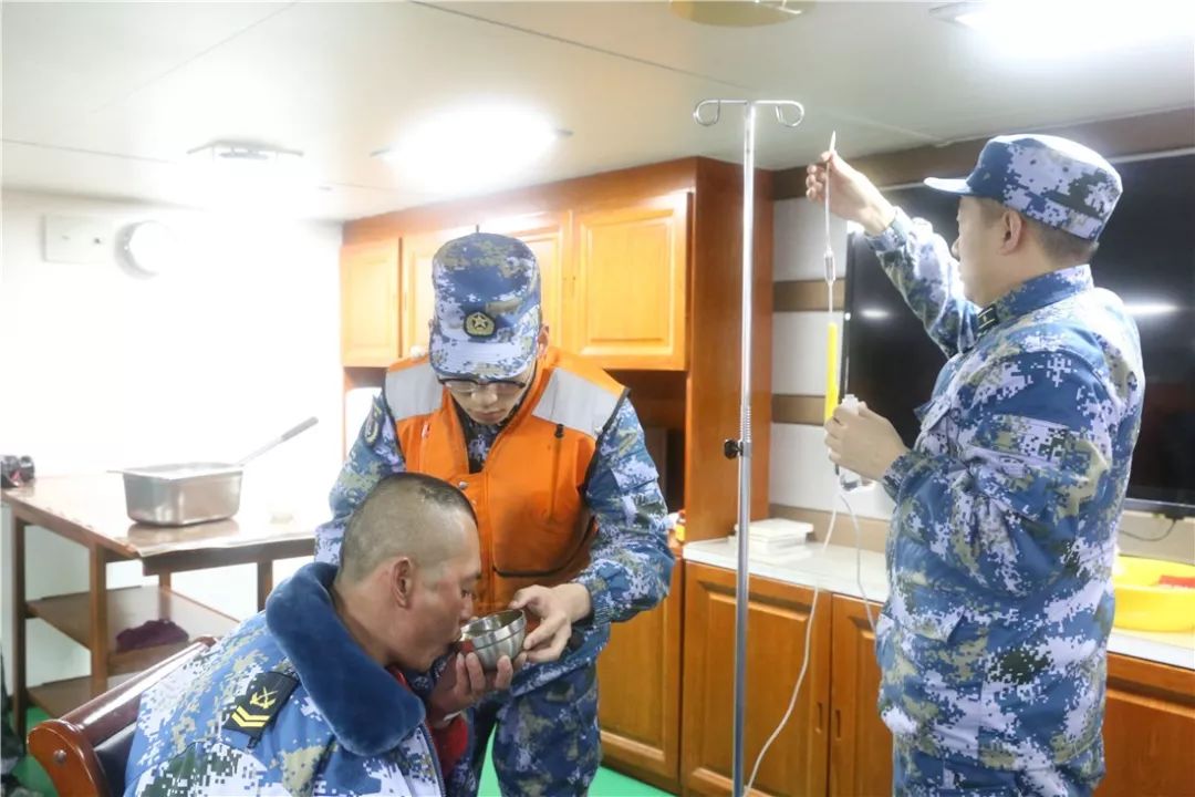 营救4名遇险渔民的海军华罗庚舰官兵