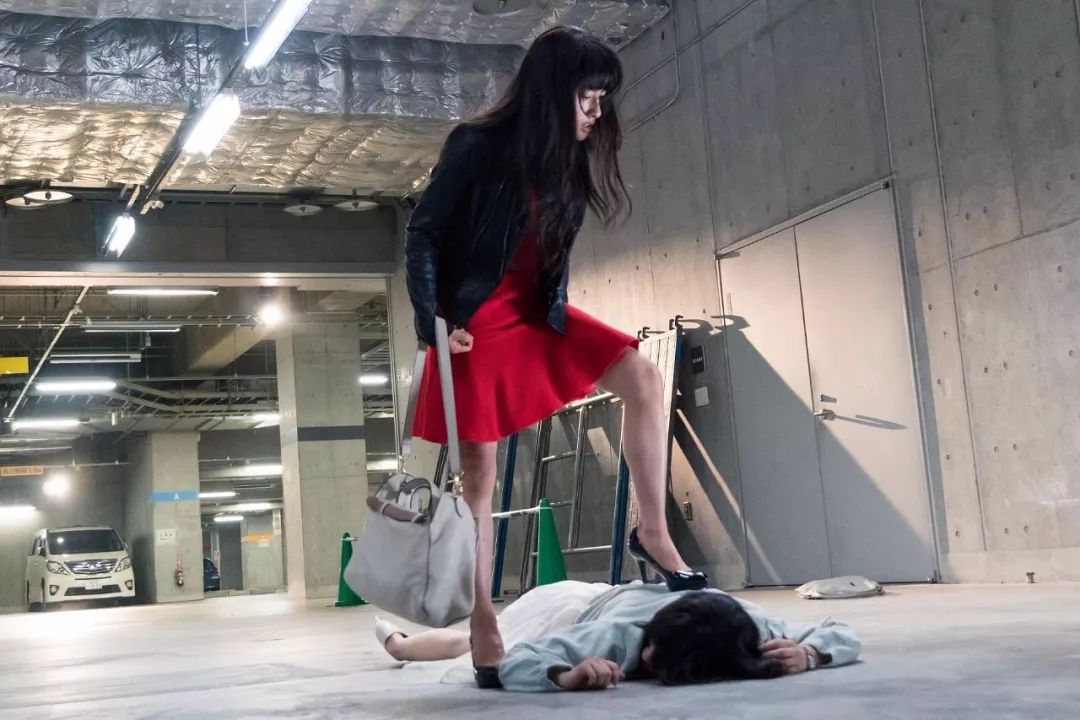妮娜想要重新夺回自己的脸,她将渊累狠狠地踩在脚下,渊累也是第一次