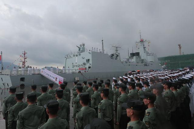4月30日,海军舰艇编队靠泊香港,驻香港部队举行欢迎仪式.