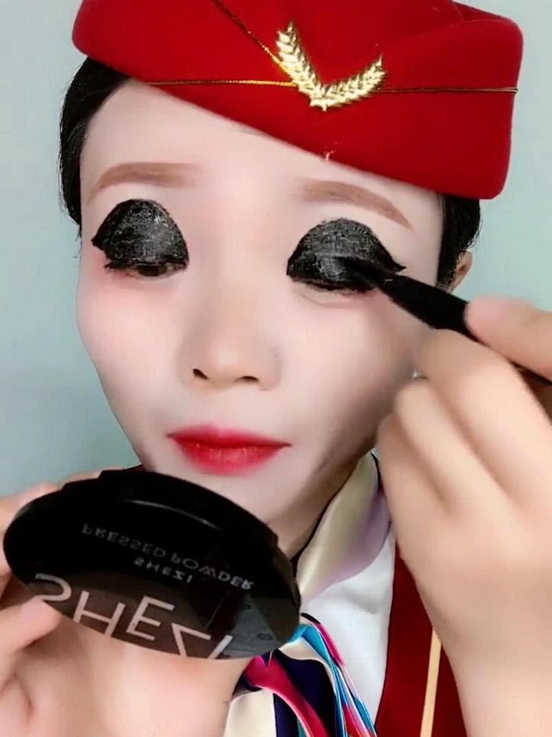 这天这位空姐就在向大家展示她化眼妆的过程,只见她直接把自己的眼皮