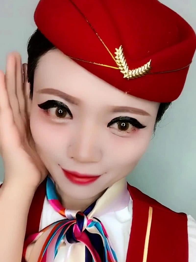空姐画眼线被男朋友吐槽画得太粗睁眼之后网友没毛病