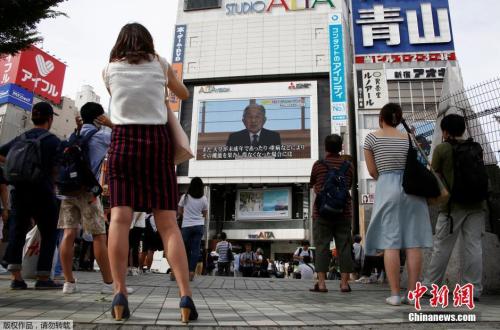 资料图：日本民众通过大屏幕观看明仁天皇发表有退位意愿的讲话。