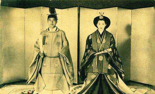 日本最美皇后为教导民众,将遗体露天扔在十字路口,如今成车站名