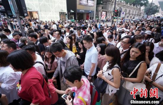 五一假期內地訪港遊客大增 尖沙咀街頭人潮洶湧