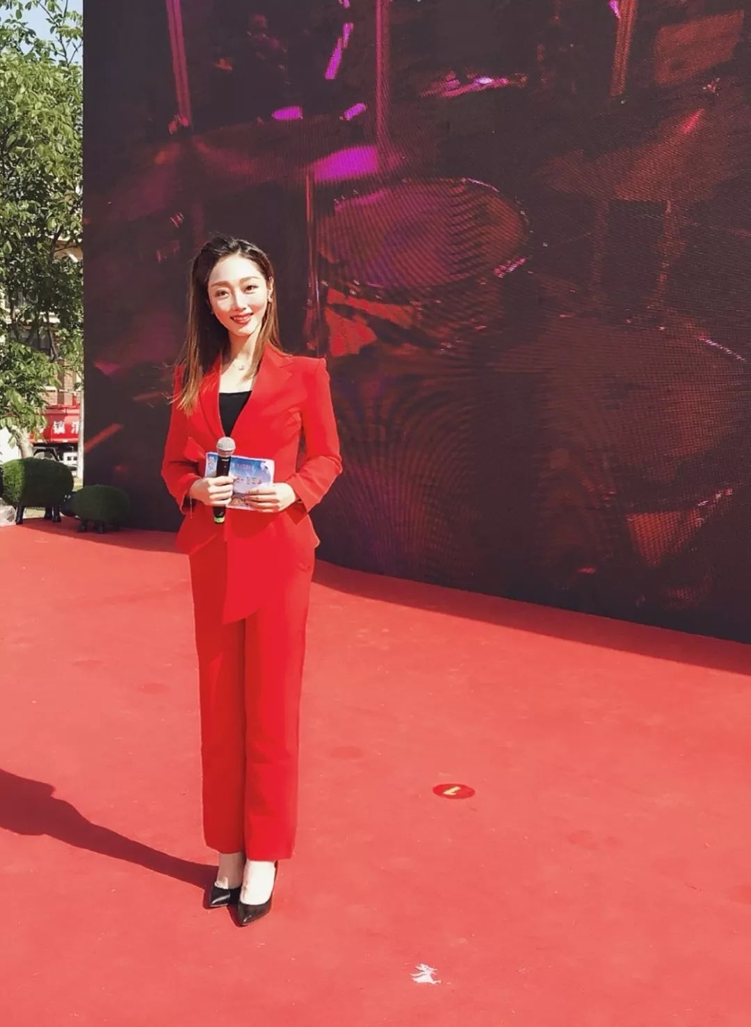 山东广播电视台主持人孙亮,亚鑫主持上午主场演出明天,我们将在友邦