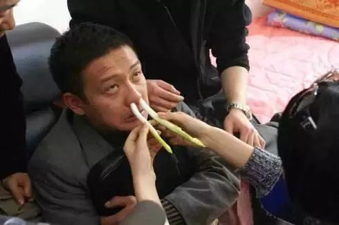 因为花开了,她在鼻子里插了根大葱|自称是偏方,能治过敏性鼻炎