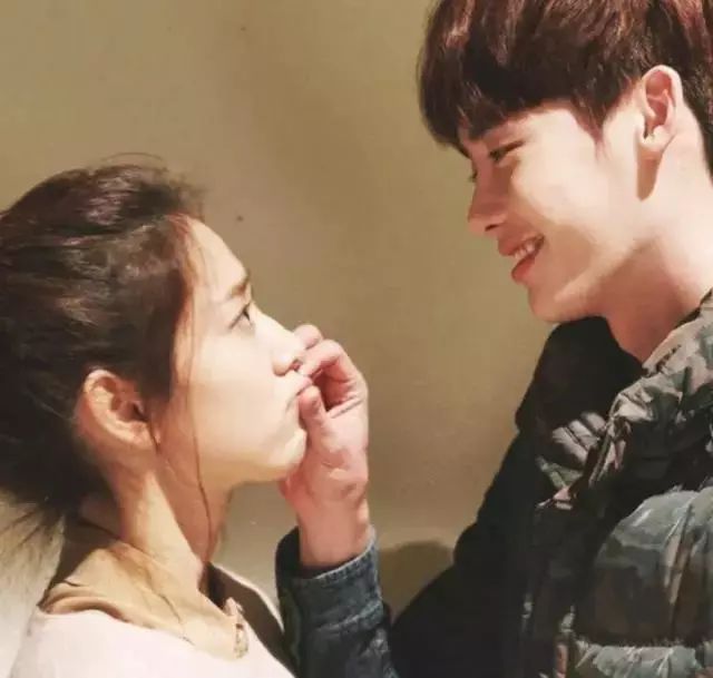 也只有你,才可以这样地"欺负"她呀~捏她的脸,揪她的小嘴巴,再来一个捧