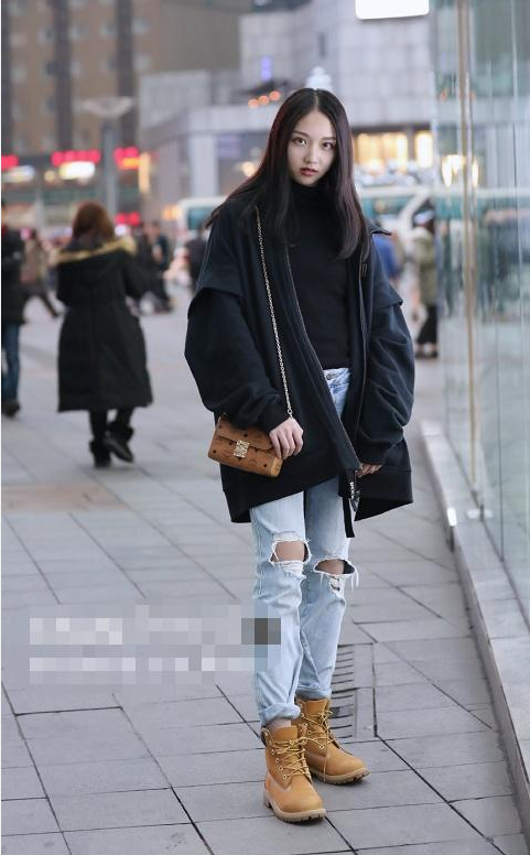 街拍:黑色厚外套内搭黑色高领毛衣,破洞裤配马丁靴,保暖又时尚