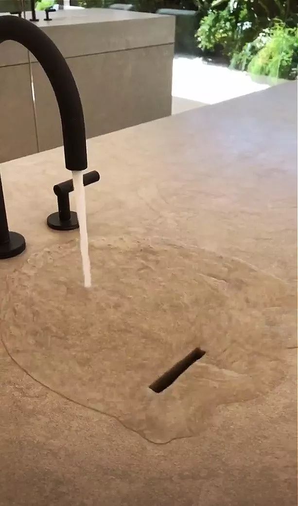 作为年收入最高的模特,她家画风竟是大写的"空旷"|卡戴珊|金姐|洗手池