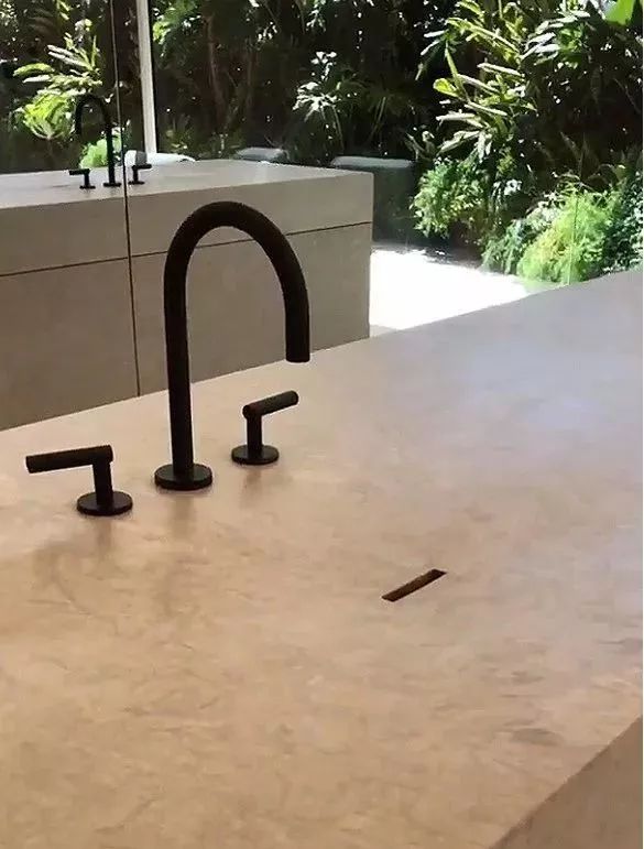 作为年收入最高的模特,她家画风竟是大写的"空旷"|卡戴珊|金姐|洗手池