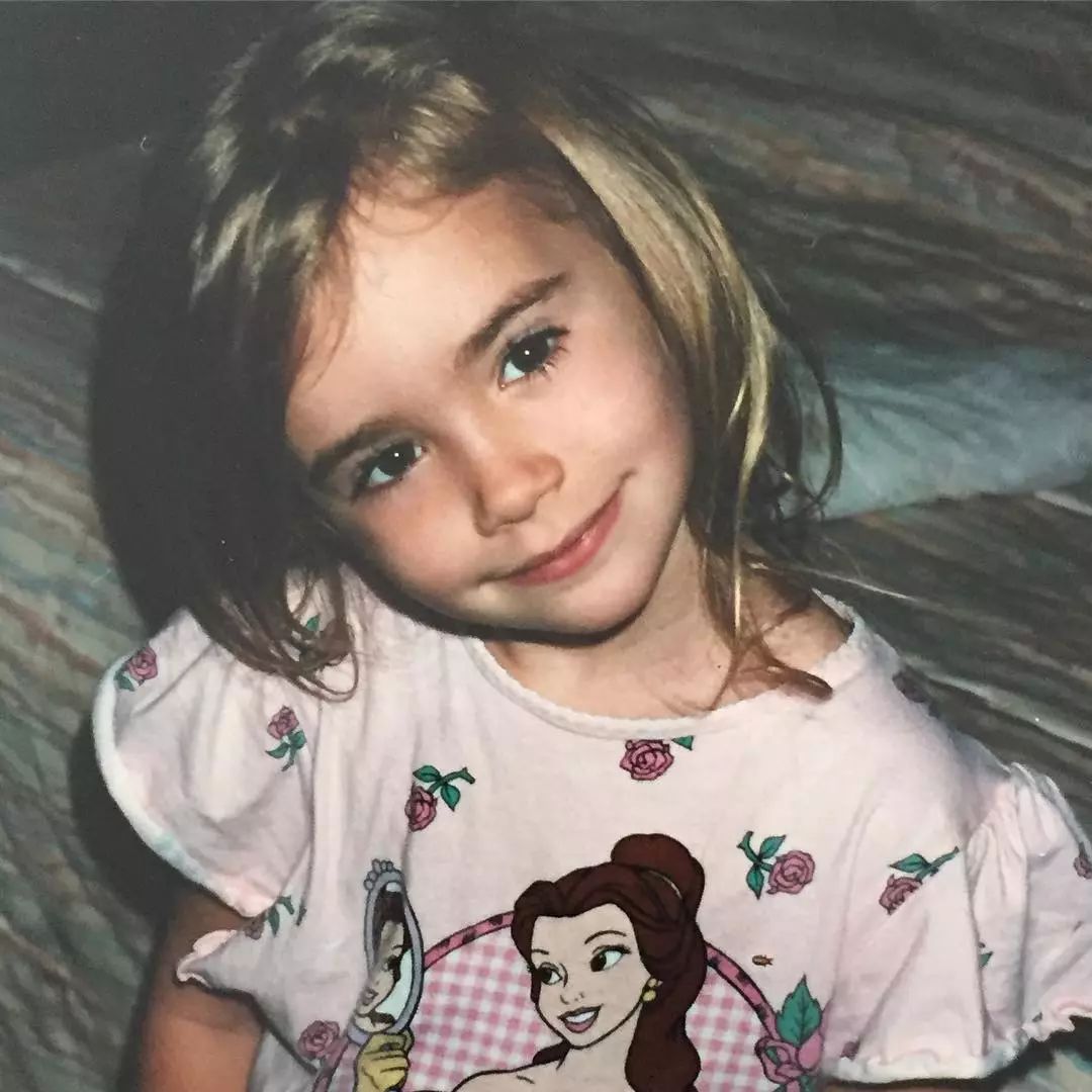 也是属于从小美到大型,小时候就非常好看了.