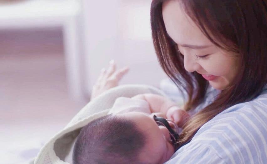 罗晋近况,片场休息时看到走向马路的小宝宝,不顾危险拦车超暖!